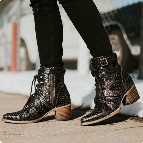Freebird by Steven FAUNA Black Snake print leather brand new size women’s 12.